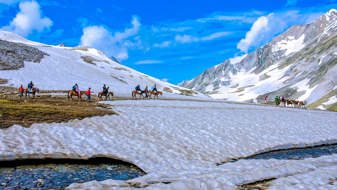 Kashmir Snowfall Landscape - Experience Winter in Kashmir